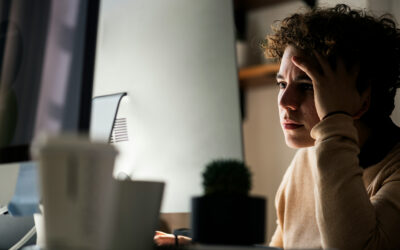 Blog-Hero-Managing-Memory-Loss-and-Cognitive-Changes-After-TBI Man holding head trying to remember